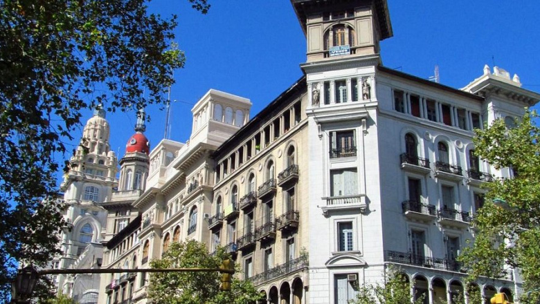 Sale a la venta un departamento en el histórico edificio La Inmobiliaria por US$269.000