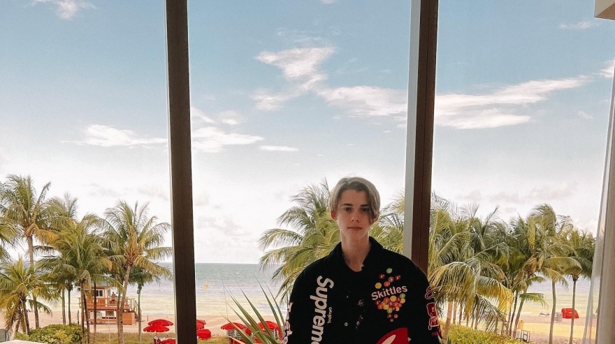 Felipe Fort en su lujoso departamento en Miami