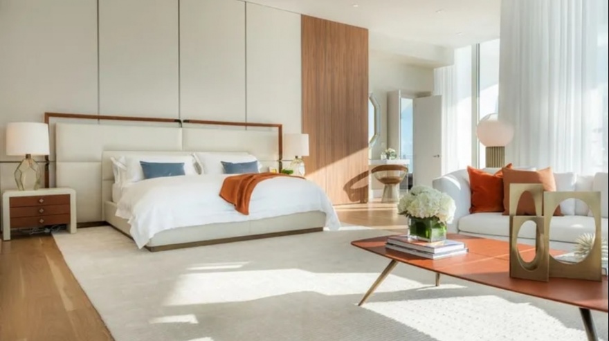 El dormitorio principal tiene sala de estar, vestidores, baños y oficina incluidos