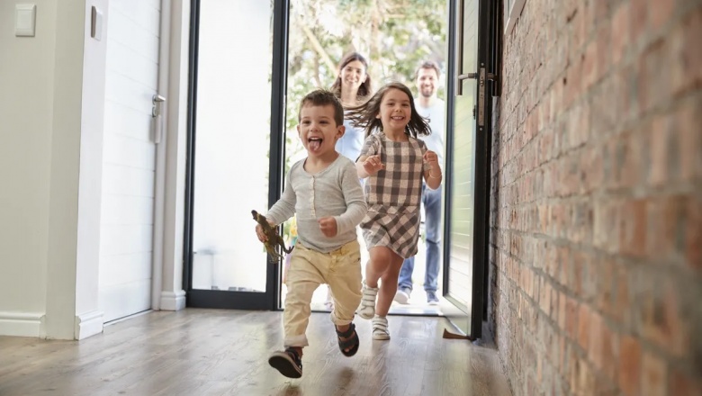 La pesadilla de los padres que buscan casa acompañados de hijos pequeños, qué hacer si no se los puede dejar con nadie