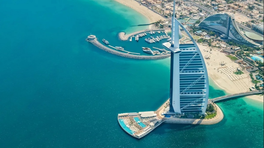 El famoso edificio del Burj Al Arab hotel en Dubái, uno de los más lujosos del mundo