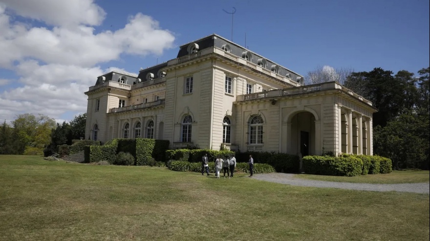 De piedra blanca, techos de doble altura con forma de mansarda, de pizarras negras, y antiguos vitraux, cada uno de los exquisitos detalles arquitectónicos devela una época de oro de la Argentina