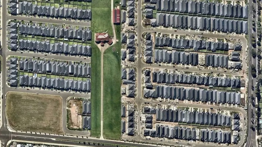 La familia se identifica a sí misma como perteneciente a una resistencia ante un sistema de edificaciones que se descontrola y priva a las personas de propiedad privada