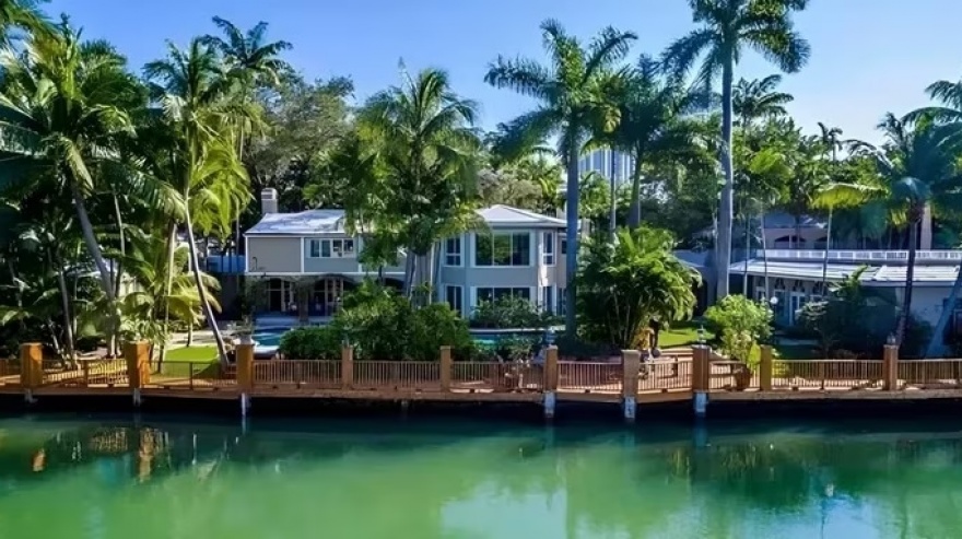 Así es la exótica casa de Ricardo Montaner en Miami: estilo Art Decó, ocho habitaciones y un enorme jardín con pileta