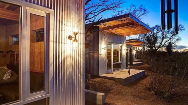 Ocho amigos construyeron un complejo de cuatro casas por US$40.000 cada una para envejecer juntos