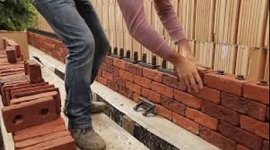 El invento que promete revolucionar la construcción: levantar paredes sin cemento y con piezas que encajan como Lego