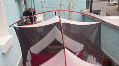 Quiere subalquilar una carpa en su balcón por 537 dólares por mes