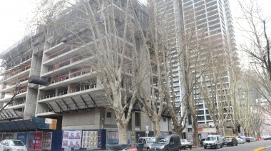 La construcción se derrumbó 32,7% en el primer semestre, pese a nueva mejora mensual en junio