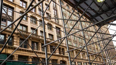 Nueva York quiere remover todos sus andamios: por qué estas estructuras metálicas se adueñaron del paisaje