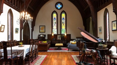 Una pareja compró una iglesia y la transformó en la casa de sus sueños