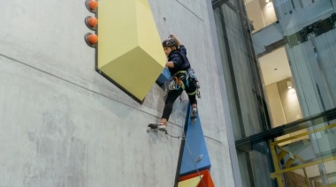 Se inauguró una montaña de obras de arte para escalar