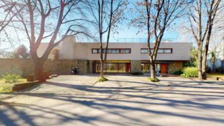 Escala más el costo de construcción en dólares