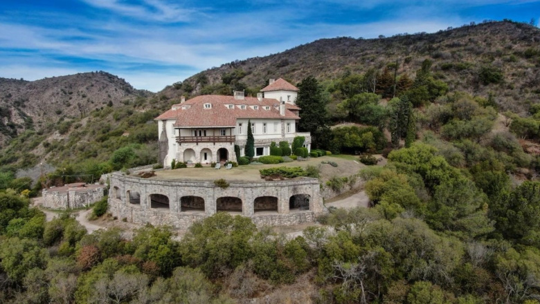 Venden un histórico castillo en las sierras de Córdoba