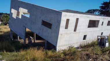 Cómo es la casa que parece que se la traga la tierra