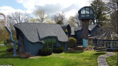Una casa que tiene cola y parece un dragón a punto de salir volando