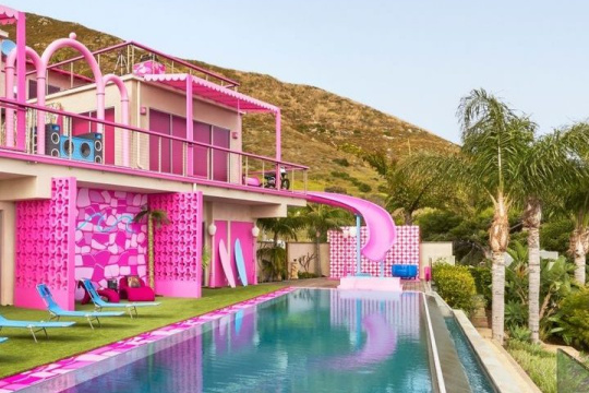 Casas de película en Airbnb: de Barbie a Mi pobre angelito