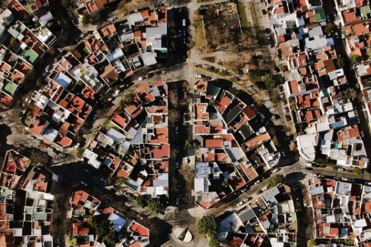 Cumplió 100 años el barrio laberinto más europeo de CABA