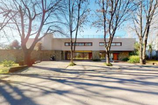 Escala más el costo de construcción en dólares