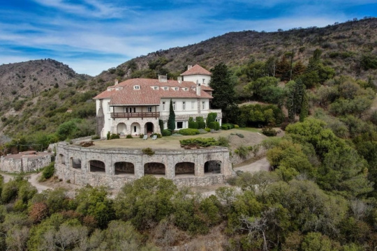 Venden un histórico castillo en las sierras de Córdoba